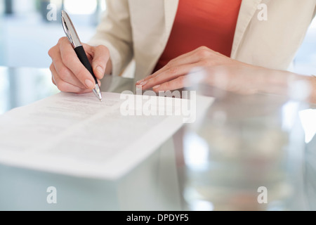 Portrait of businesswoman signer des documents Banque D'Images