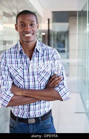 Portrait of businessman wearing vêtements décontractés, les bras croisés Banque D'Images