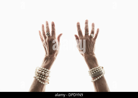 Studio shot of woman's hands atteint Banque D'Images