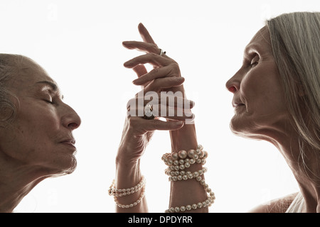 Portrait de deux femmes matures de profil avec les yeux fermés Banque D'Images