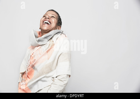 Studio portrait of young woman laughing Banque D'Images