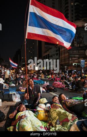 Bangkok, Bangkok, Thaïlande District métropolitain. 13 Jan, 2014. Anti-Government protestataires se reposant dans la rue avant le début d'une manifestation au cours de laquelle ils visent à ''Shut'' Bangkok dans une tentative de renverser le gouvernement actuel., carrefour Asoke, Bangkok, Thaïlande - Photo : Gavin Gough/NurPhoto Crédit : Gavin Gough/NurPhoto ZUMAPRESS.com/Alamy/Live News Banque D'Images