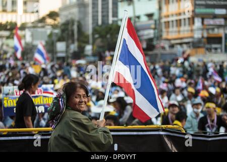 Bangkok, Bangkok, Thaïlande District métropolitain. 13 Jan, 2014. Un manifestant anti-gouvernement Thaïlandais vagues drapeau à l'un des sept sites de rallye à Bangkok où des milliers de manifestants ont ''Shut down'' dans le but de faire tomber le gouvernement, carrefour Asoke, Bangkok, Thaïlande - Photo : Gavin Gough/NurPhoto Crédit : Gavin Gough/NurPhoto ZUMAPRESS.com/Alamy/Live News Banque D'Images