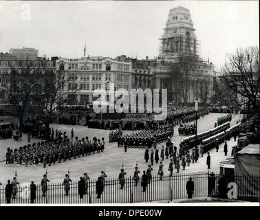 30 janvier 1965 - Funérailles d'état de Sir Winston Churchill : à la cornemuse des tuyaux, porteurs transportent le cercueil de Sir Winston Churchill, passé l'historique de Tpwer Londres, sur le chemin de Tower Pier. Dans l'arrière-plan Le Port de Londres. Sir Winston était et frère aîné de Trinity House. (Crédit Image : © Keystone Photos USA/ZUMAPRESS.com) Banque D'Images