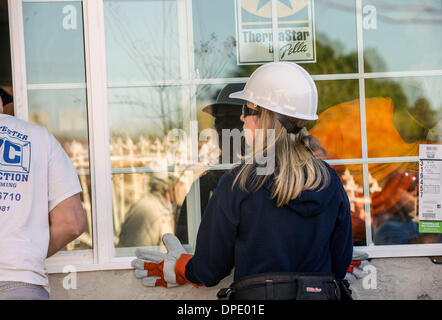 Coachella, en Californie, aux États-Unis. 13 Jan, 2014. CHELSEA CLINTON, Vice-président de la Fondation Clinton, dirige le « jour d'action pour la vallée de Coachella, '' aider à remettre en état la maison de Maria Celaya sur Las Palmas Street. L'événement débute le jour de l'Initiative Clinton Health Matters. Crédit : Brian Cahn/ZUMAPRESS.com/Alamy Live News Banque D'Images