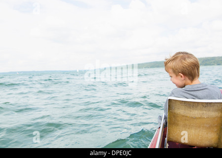 Jeune garçon, pédalo sur le lac Ammersee, Bavière, Allemagne Banque D'Images