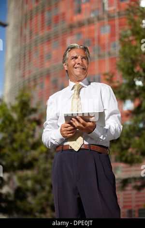 Businessman using digital tablet Banque D'Images