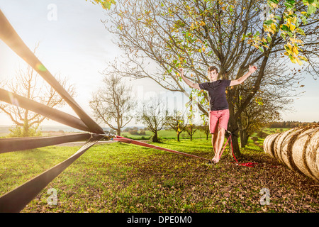 Portrait de jeune homme marche sur slackline Banque D'Images