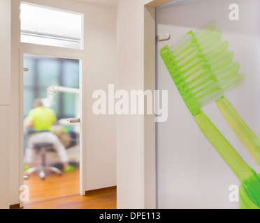 Close up of toothbrush, dentiste en arrière-plan Banque D'Images