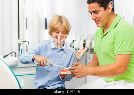 Enseignement dentiste boy comment brosser les dents Banque D'Images