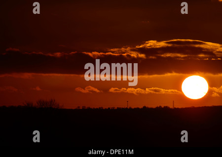 Un coucher de soleil d'hiver.. Sur certains champs de l'Angleterre. Les oranges ! Banque D'Images