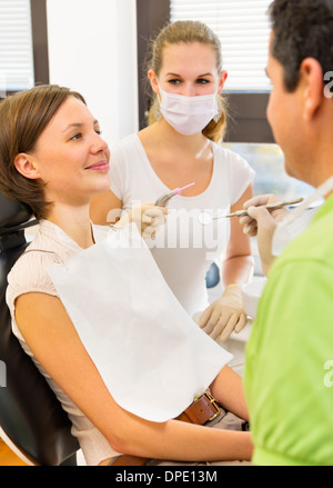 Femme ayant vérifier avec dentiste et l'infirmière Banque D'Images