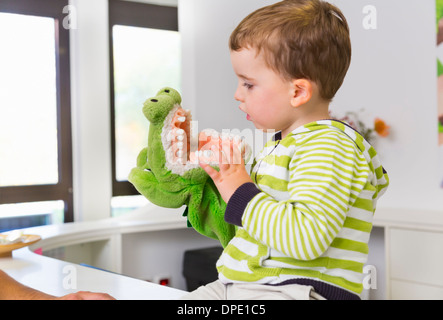 Boy Playing with toy crocodile dans les dentistes Banque D'Images