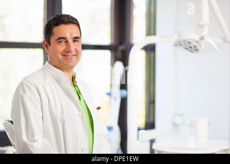 Portrait of male dentist smiling Banque D'Images