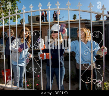 Coachella, en Californie, aux États-Unis. 13 Jan, 2014. CHELSEA CLINTON, Vice-président de la Fondation Clinton, dirige le « jour d'action pour la vallée de Coachella, '' aider à remettre en état la maison de Maria Celaya sur Las Palmas Street. L'événement débute le jour de l'Initiative Clinton Health Matters. Crédit : Brian Cahn/ZUMAPRESS.com/Alamy Live News Banque D'Images