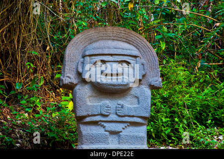 Dieu de la pluie avec la couronne, arc-en-ciel , Parc archéologique de San Agustin, la Colombie, l'an 3000 statues de la culture inconnue Banque D'Images