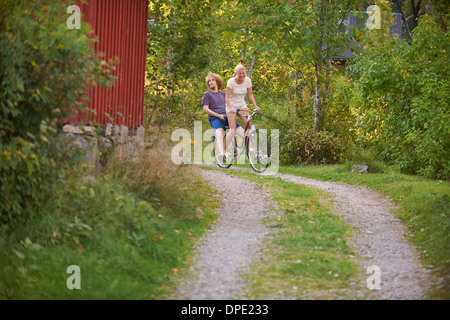 Young adult couple having fun on Location, Gavle, Suède Banque D'Images