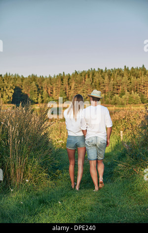 Young couple strolling, Gavle, Suède Banque D'Images