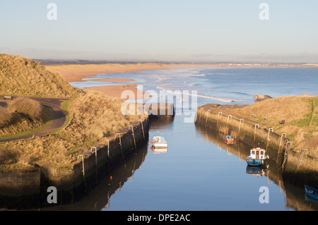 Vue nord de Seaton Sluice harbour vers Hartley Liens Beach et North East England UK Blyth Banque D'Images