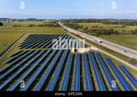 Vue de la route et les panneaux d'énergie solaire, Munich, Bavière, Allemagne Banque D'Images