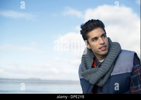 Jeune homme portant un foulard gris Banque D'Images