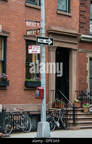 Les plaques de rue à l'angle de Waverly Place et Waverly Place à Greenwich Village, New York City, USA Banque D'Images