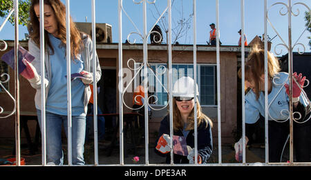 Coachella, en Californie, aux États-Unis. 13 Jan, 2014. CHELSEA CLINTON, Vice-président de la Fondation Clinton, dirige le « jour d'action pour la vallée de Coachella, '' aider à remettre en état la maison de Maria Celaya sur Las Palmas Street. L'événement débute le jour de l'Initiative Clinton Health Matters. Crédit : Brian Cahn/ZUMAPRESS.com/Alamy Live News Banque D'Images