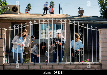 Coachella, en Californie, aux États-Unis. 13 Jan, 2014. CHELSEA CLINTON, Vice-président de la Fondation Clinton, dirige le « jour d'action pour la vallée de Coachella, '' aider à remettre en état la maison de Maria Celaya sur Las Palmas Street. L'événement débute le jour de l'Initiative Clinton Health Matters. Crédit : Brian Cahn/ZUMAPRESS.com/Alamy Live News Banque D'Images