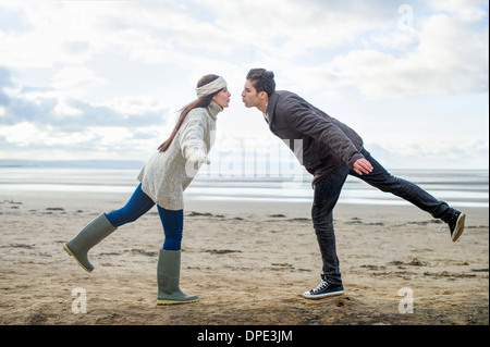 Jeune couple sur une jambe, Brean Sands, Somerset, Angleterre Banque D'Images