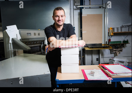 Portrait du travailleur dans l'atelier d'impression papier Banque D'Images