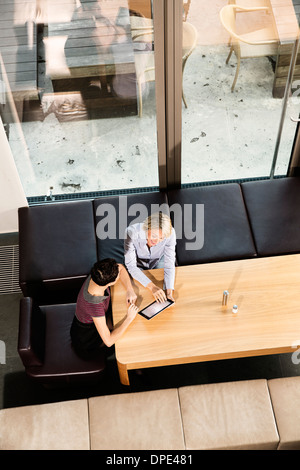 Portrait de femmes d'affaires using digital tablet Banque D'Images