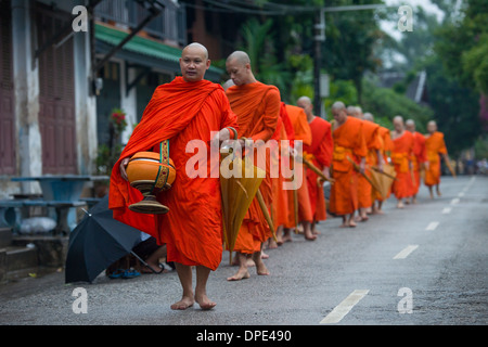 Les moines le matin l'aumône ronde, Luang Prabang, Laos Banque D'Images