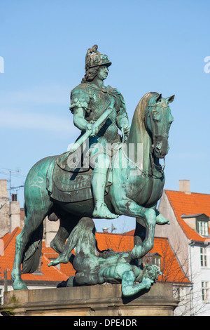 Statue du Roi Christian V sur Kongens Nytorv, Copenhague, Danemark Banque D'Images