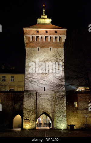 Krakow (Cracovie), Saint-Jean porte Saint-Florian Vue de nuit. Banque D'Images