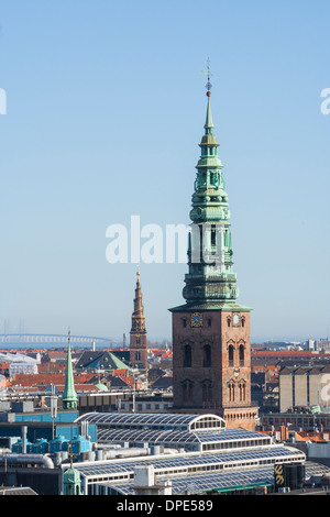 Vue vers l'Église et de l'église de Nikolaj notre sauveur de la Tour Ronde, Copenhague, Danemark Banque D'Images