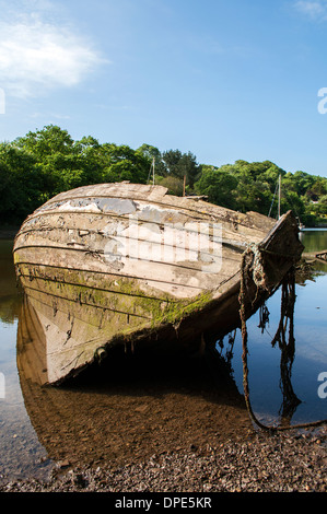 Un vieux bateau abandonné et laissés à pourrir sur la rivière helford à Cornwall, uk Banque D'Images