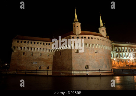 Krakow (Cracovie), vue de la nuit de Barbican. Banque D'Images