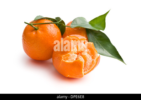 Mandarin frais avec des feuilles vertes sur fond blanc Banque D'Images