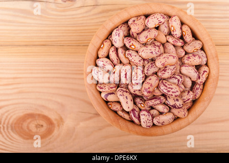 Les haricots dans un bol sur la table. Banque D'Images