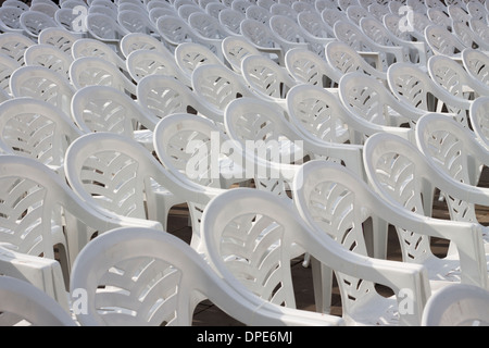 Des chaises en plastique blanc vide pour un événement en plein air. Banque D'Images