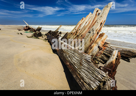 Close up of rotting nervures en bois d'un vieux naufrage sur le rivage sur Skeleton Coast en Afrique Namibie Banque D'Images