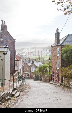 Robbin Hoods Bay North Yorkshire en octobre avec les nuages, la bruine et pluie,mais,un bon endroit ? Banque D'Images