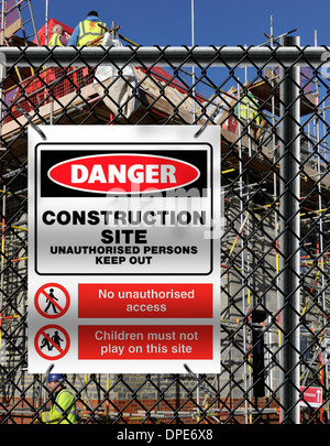 Chantier avec "attention Chantier - Conserver hors' signe de clôture fixe perimiter. Banque D'Images
