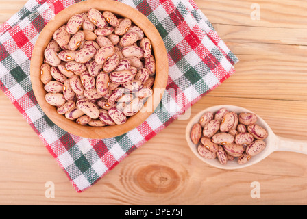 Les haricots dans un bol sur la table. Banque D'Images