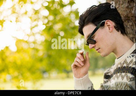 Portrait of young man wearing sunglasses Banque D'Images