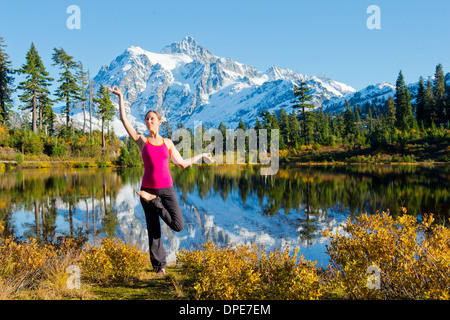 Woman doing yoga dans mountain scene, Bellingham, Washington, USA Banque D'Images