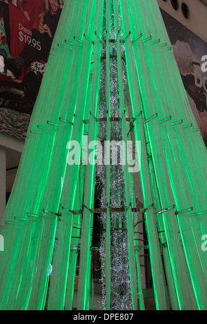 Arbre de Noël électrique au Centre Eaton, au centre-ville de Toronto. Banque D'Images