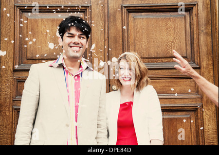 Couple nouvellement marié à confettis douche Banque D'Images