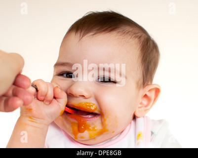 L'alimentation de bébé les aliments pour bébé Banque D'Images