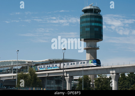 Le Skytrain de quitter le terminal de l'Aéroport International de Vancouver. Banque D'Images